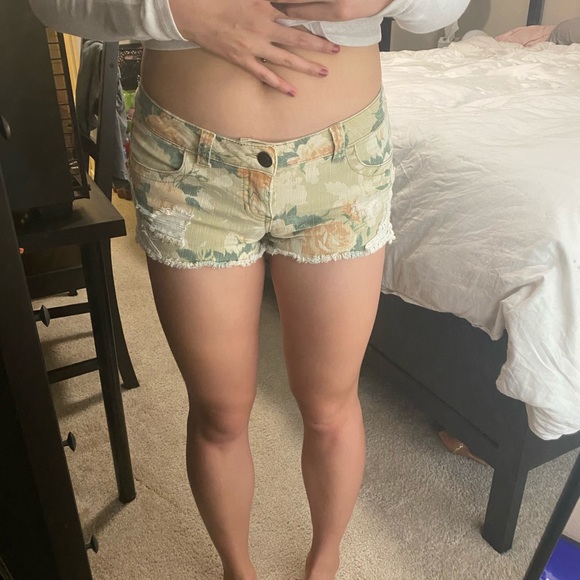 Floral shorts - Picture 1 of 4
